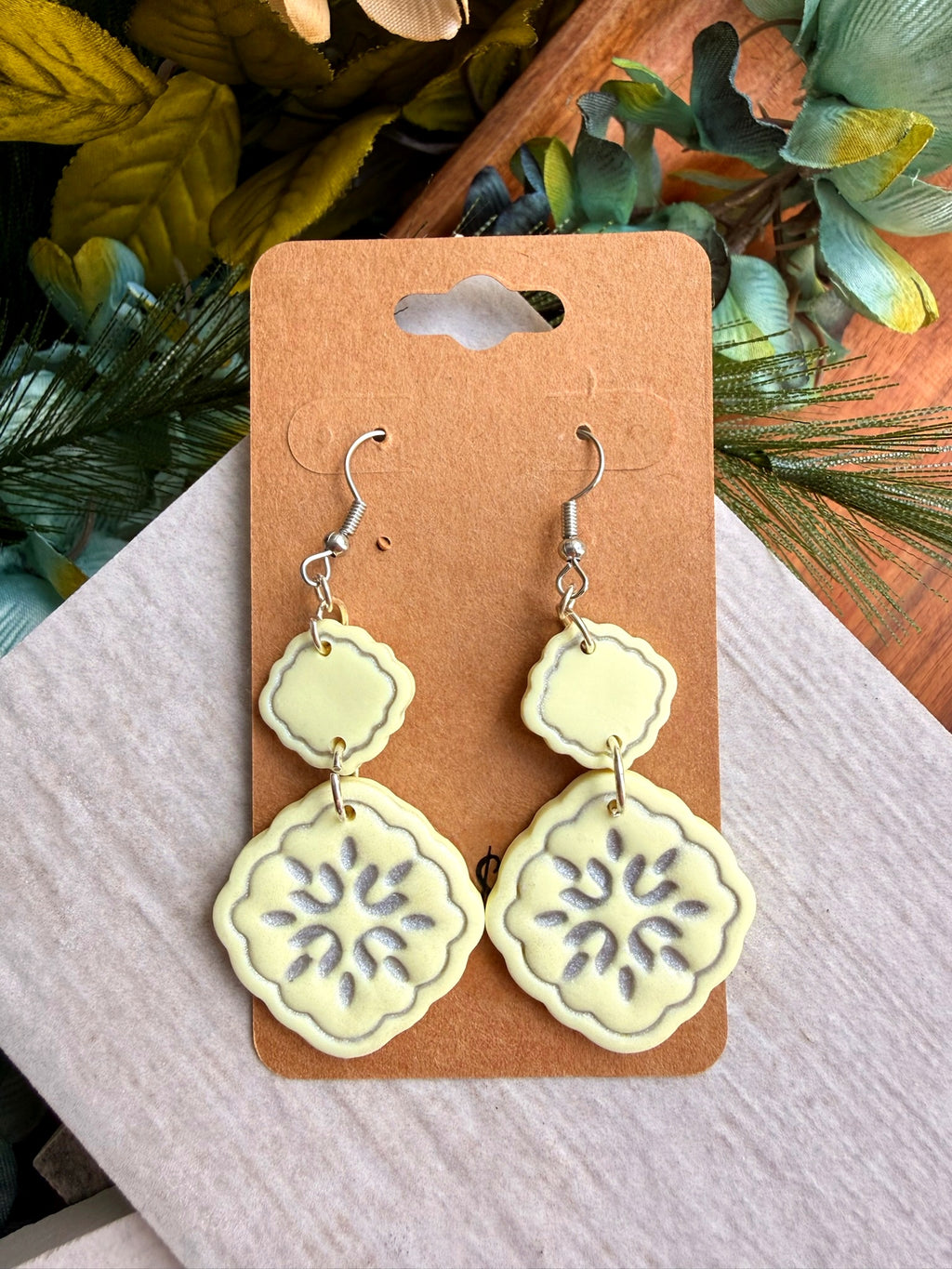 Ivory Tile — Scalloped Bloom