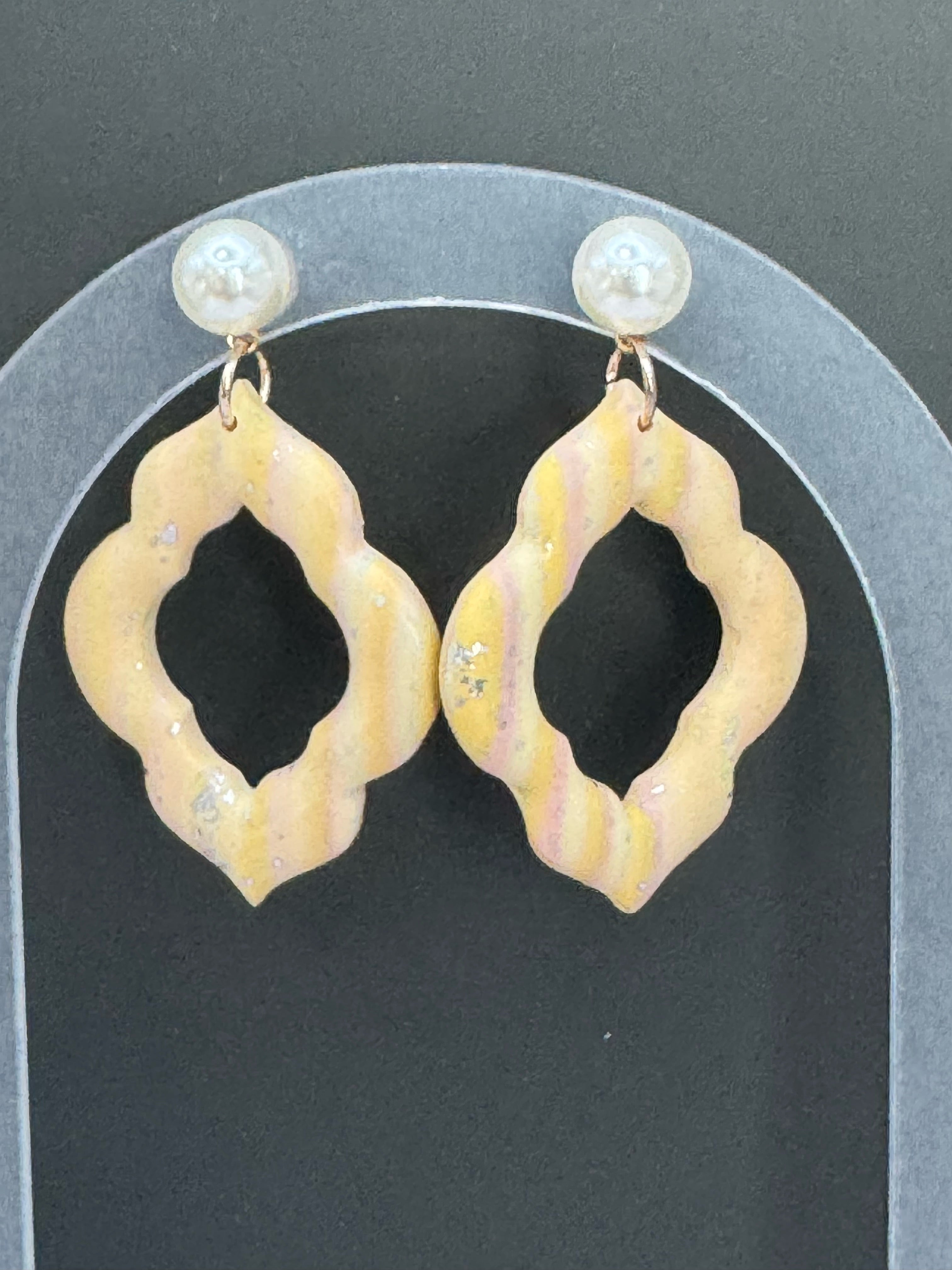 Peachy Pearl Wave Hoop Earrings